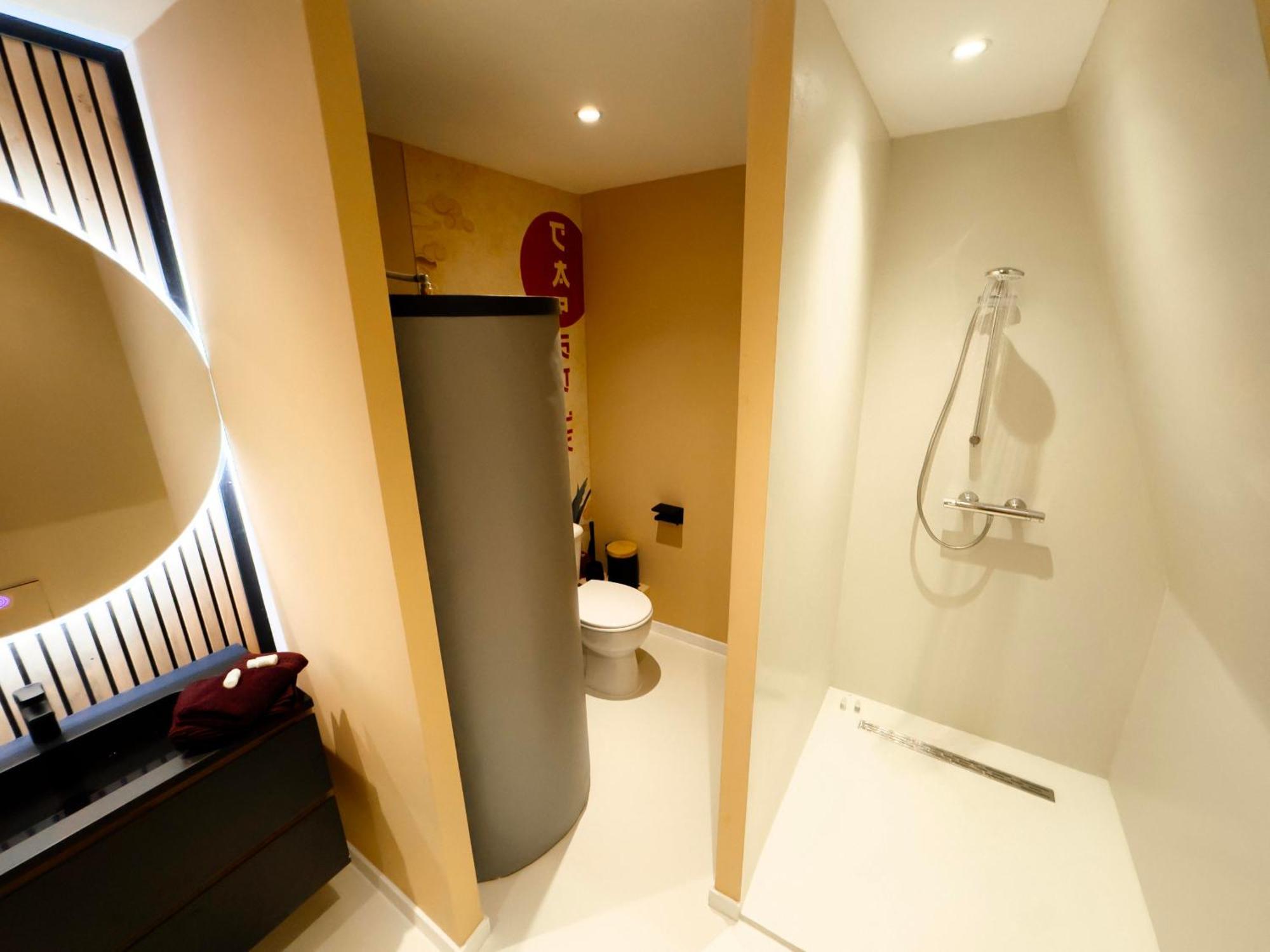 Capsule Lotus-Balneo-Sauna-Billard-Nintendo Hastiere-par-dela Exterior photo